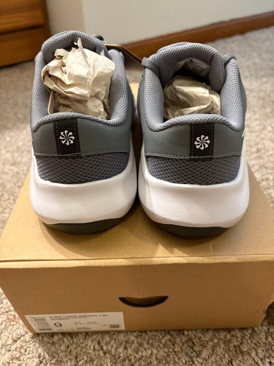 Men\'s Nike Legend Essentials Gray Size 9 Sneakers main image 3